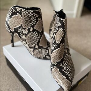 New Nine West Finny3 Taupe/Black Snakeskin Size 7 1/2 (7.5) Ankle Boots